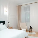 Fabulous And Fancy Center Designer Apartmán