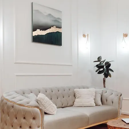 Fabulous And Fancy Center Designer Lägenhet