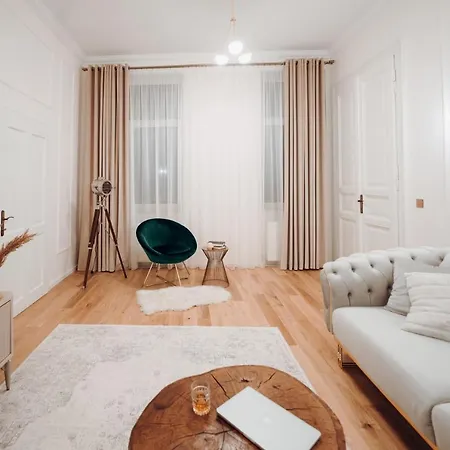 Fabulous And Fancy Center Designer Apartment *