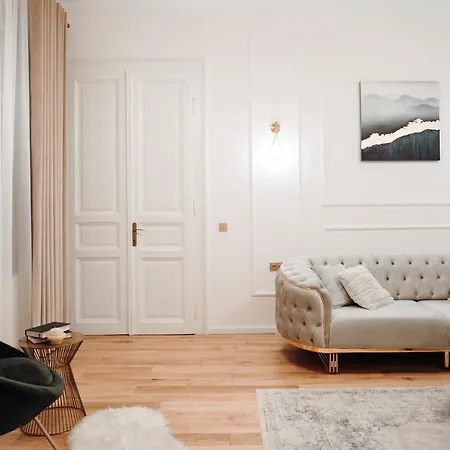 Fabulous And Fancy Center Designer Apartment *