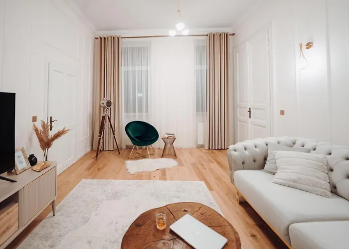 Fabulous And Fancy Center Designer Apartman *